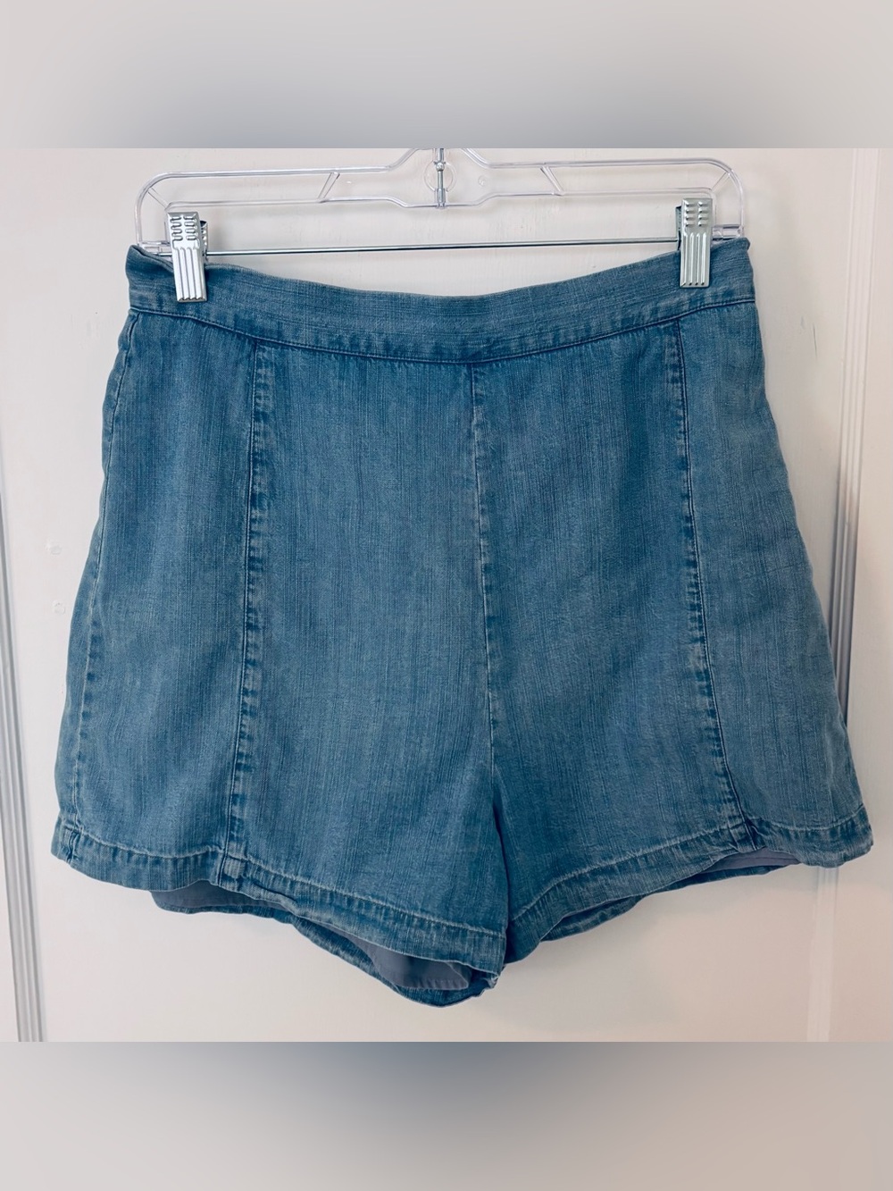 Emily McCarthy High Rise Blue Denim Chambray Shorts. Size Medium